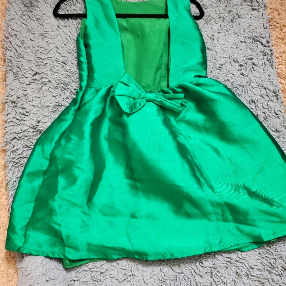 Little emrald dress with bow tie at the back